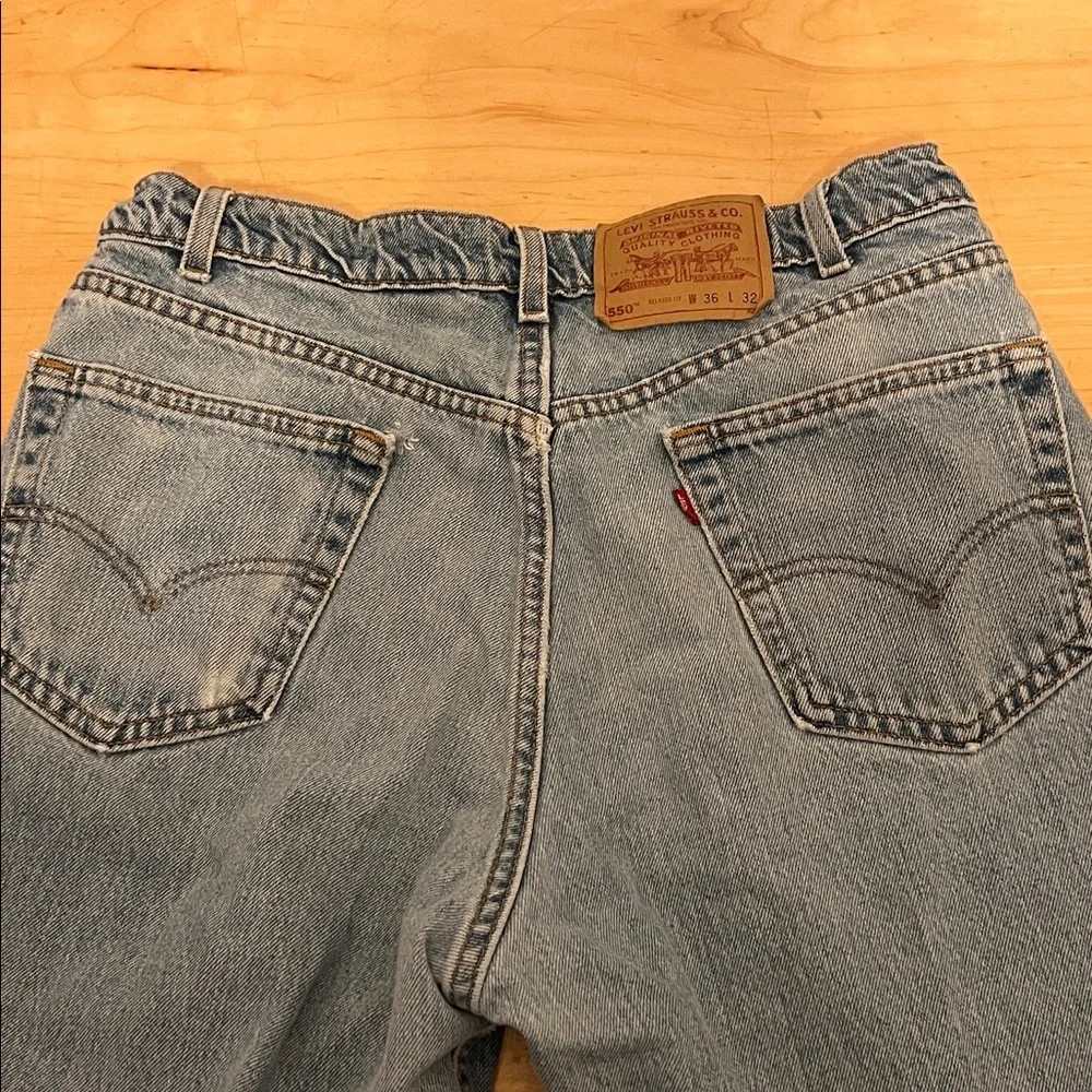 VTG Levi's 550 Light Blue Straight Jeans measures 34x32